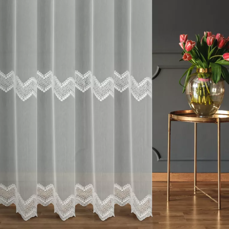 Firana szyta na taśmie 5 cm kremowa z tkaniny typu ADEN z efektem deszczyku, zdobiona ażurowym haftem