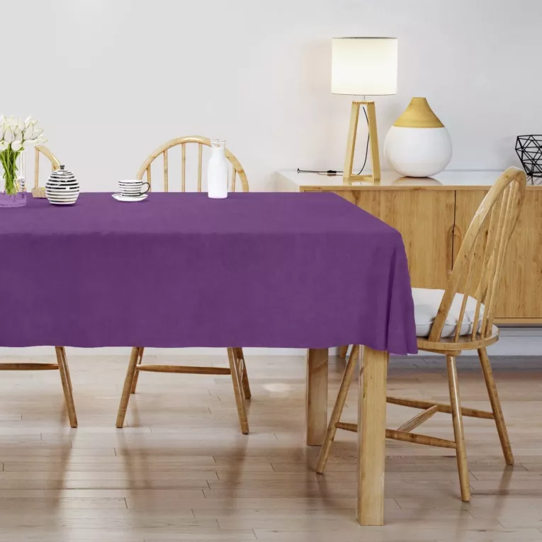 Obrus szyty DORA - HIT fioletowy z miękkiej tkaniny o welurowej strukturze