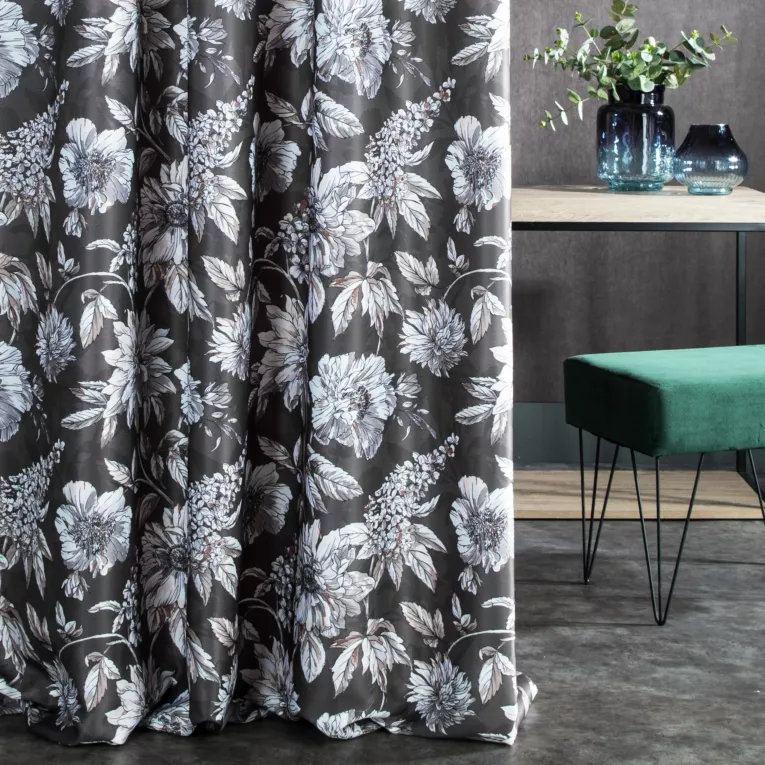 Zasłona szyta na taśmie fala MISHA grafitowo biała z miękkiej tkaniny typu blackout drukowanej w nowoczesny kwiatowy wzór