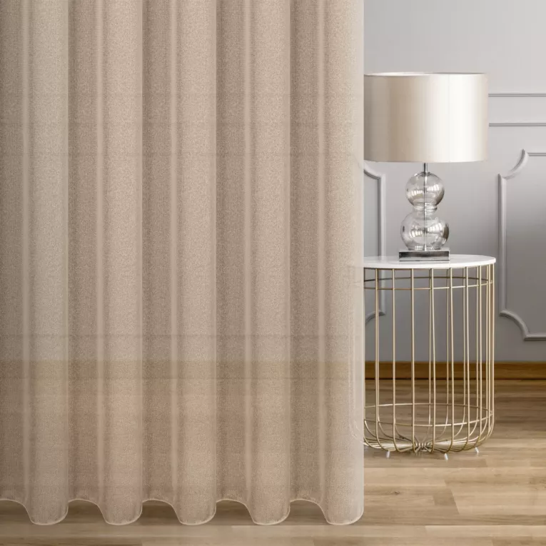 Firana szyta na przelotkach beżowa z drobnej siateczki, wykończona obciążnikiem