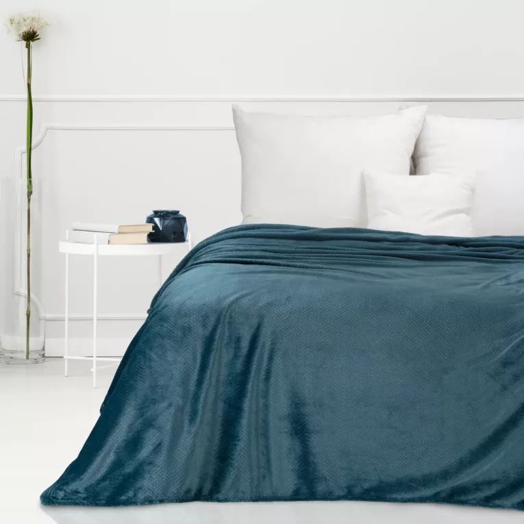 Koc  150x200 cm granatowy miękki w dotyku z wytłaczanym wzorem jodełki CINDY 5 DESIGN 91 Eurofirany