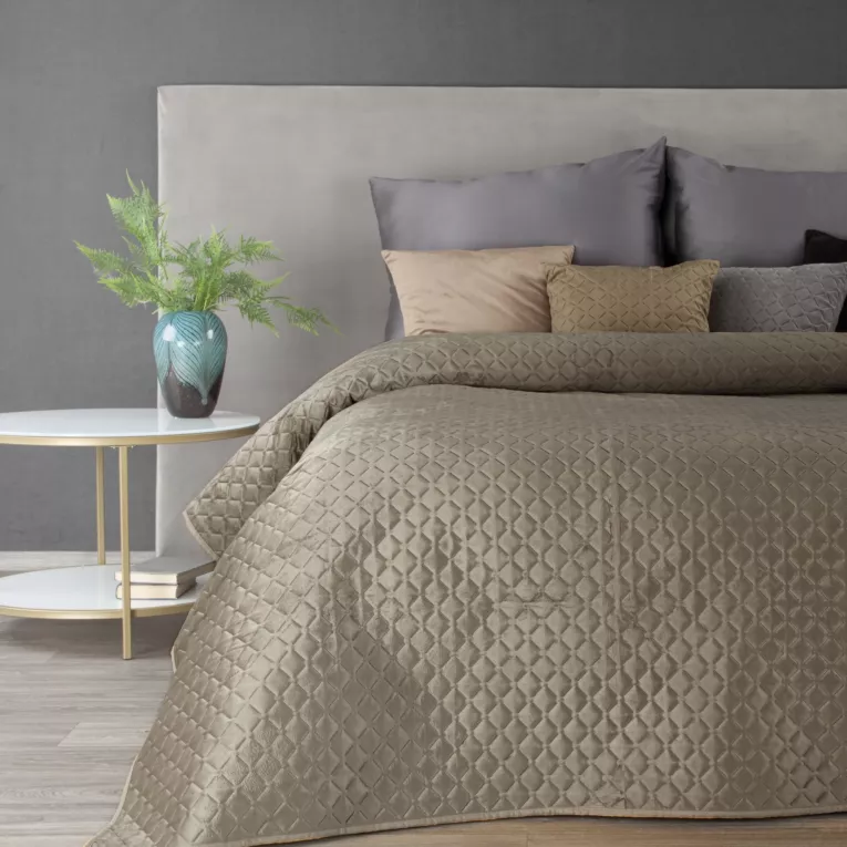 Narzuta welwetowa ciemnobeżowa 200x220 cm pikowana w geometryczny wzór metodą hot press DIMON Eurofirany