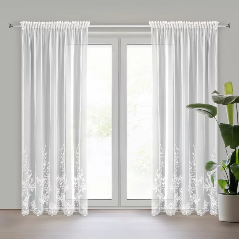 Firana biała z gładkiej tkaniny zdobiona pasem haftowanych kwiatów i perełek 140x270 cm taśma JULIA EVA MINGE Eurofirany