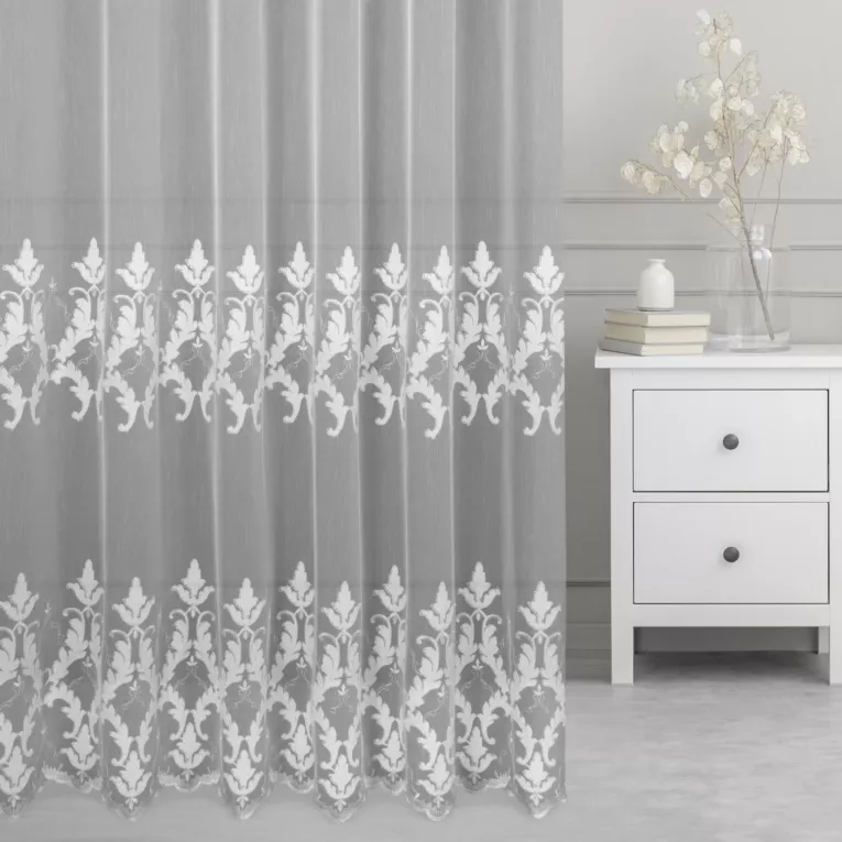 Firana szyta na tunelu biała z matowej tkaniny ADEN ozdobionej szenilowym haftem ornamentowym Pierre Cardin