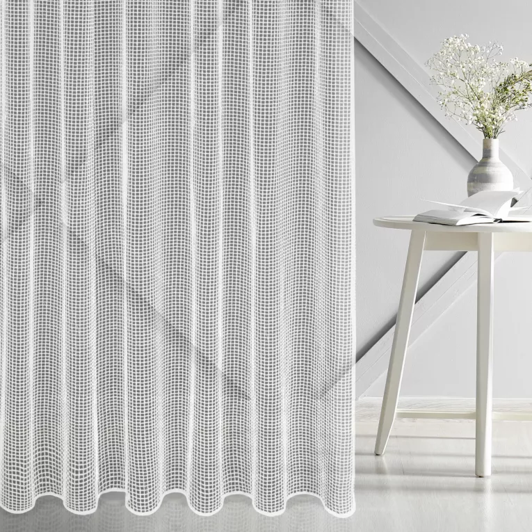 Firana szyta na flexach biała z luźno tkanej siatki szenilowej, delikatnej i miękkiej w dotyku, wykończona obciążnikiem