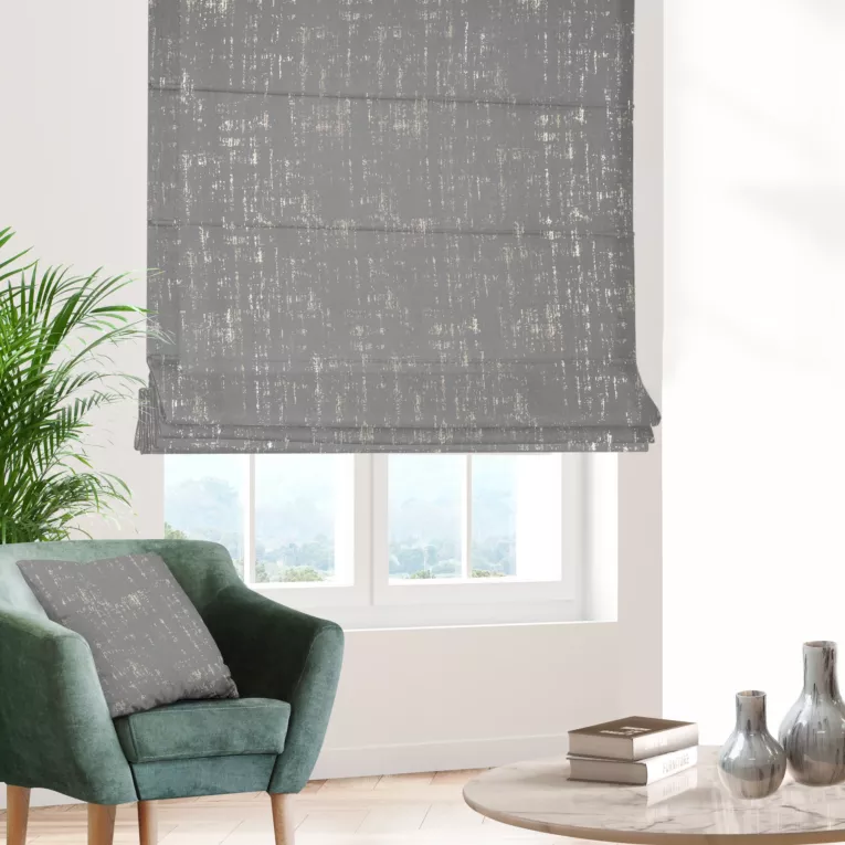 Roleta rzymska popielato złocista z miękkiej tkaniny o strukturze weluru z połyskliwym nadrukiem