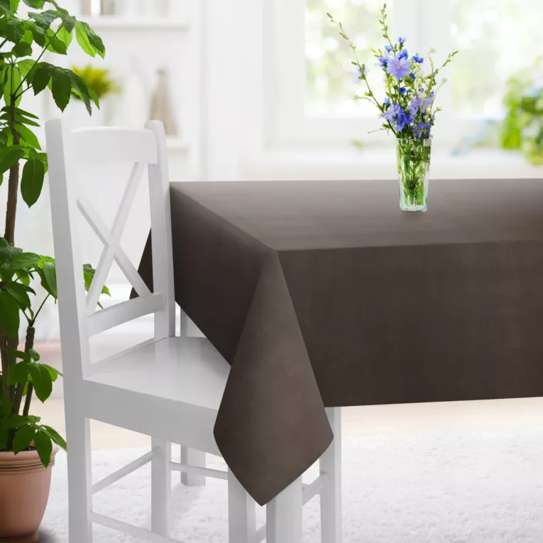 Obrus szyty DORA - HIT brązowy z miękkiej tkaniny o welurowej strukturze