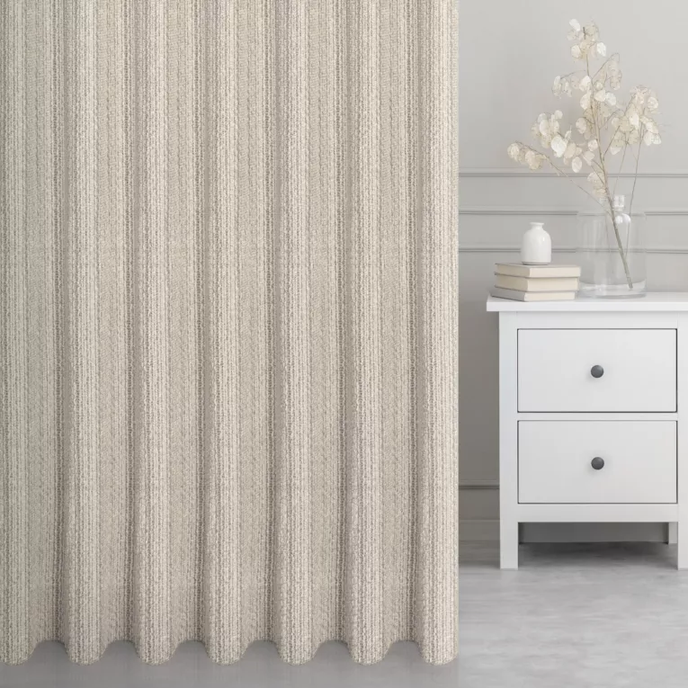 Firana szyta na przelotkach naturalna siatka w stylu eko z efektem melanżu wykończona obciążnikiem