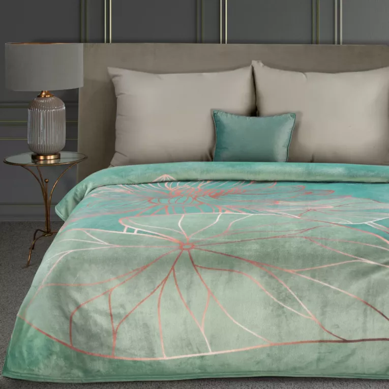 Koc  150x200 cm szałwiowo, beżowy zdobiony motywem kwiatów i liści lilii wodnej SALVIA 5 LIMITED COLLECTION Eurofirany