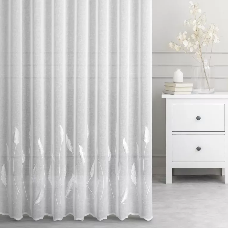 Firana szyta na przelotkach biała z matowej etaminy haftowanej w roślinny wzór