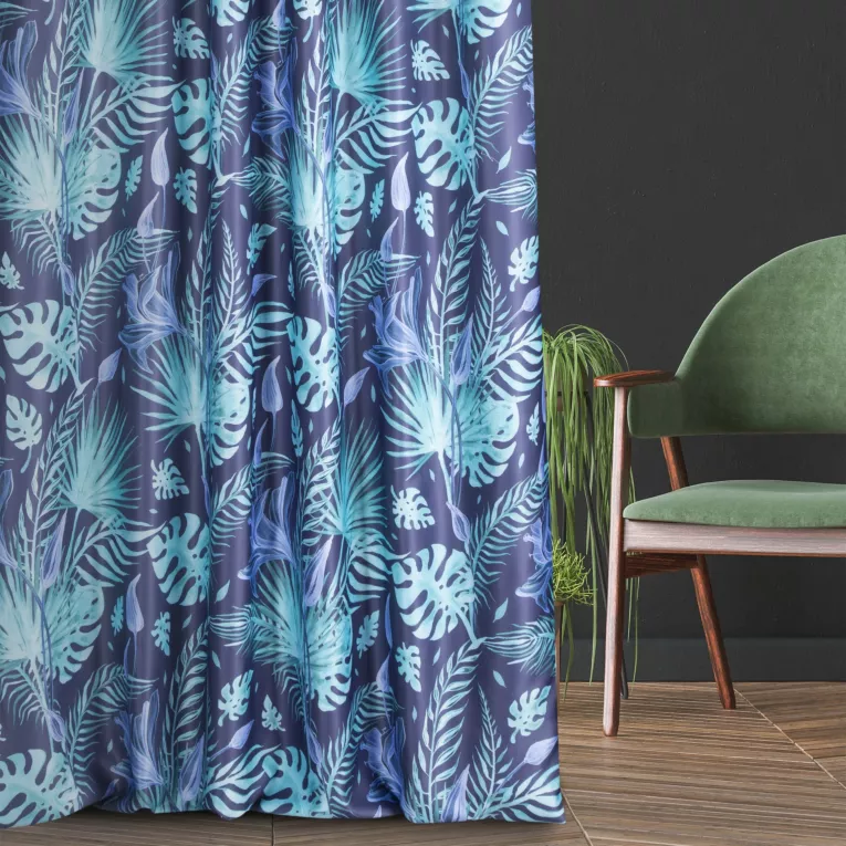 Zasłona szyta na taśmie fala TROPICANA jasnoniebiesko jasnoturkusowa z miękkiej tkaniny typu blackout drukowanej w egzotyczne liście
