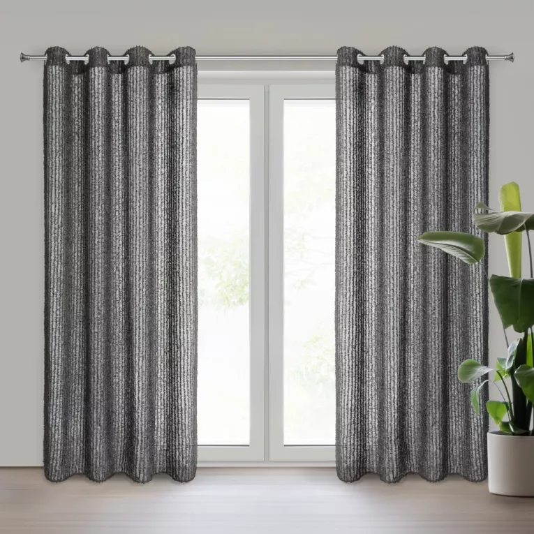 Zasłona czarna zdobiona moherową nicią z tkaniny szyfonowej 135x250 cm przelotka SELMA Eva Mingę Eurofirany