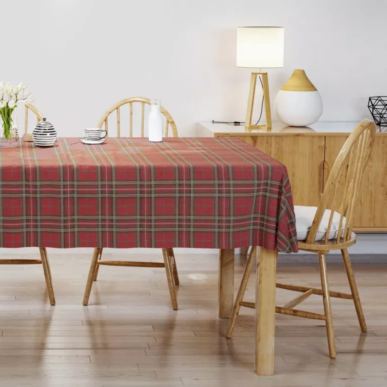 Obrus szyty czerwony z tkaniny gobelinowej o wzorze w kratę