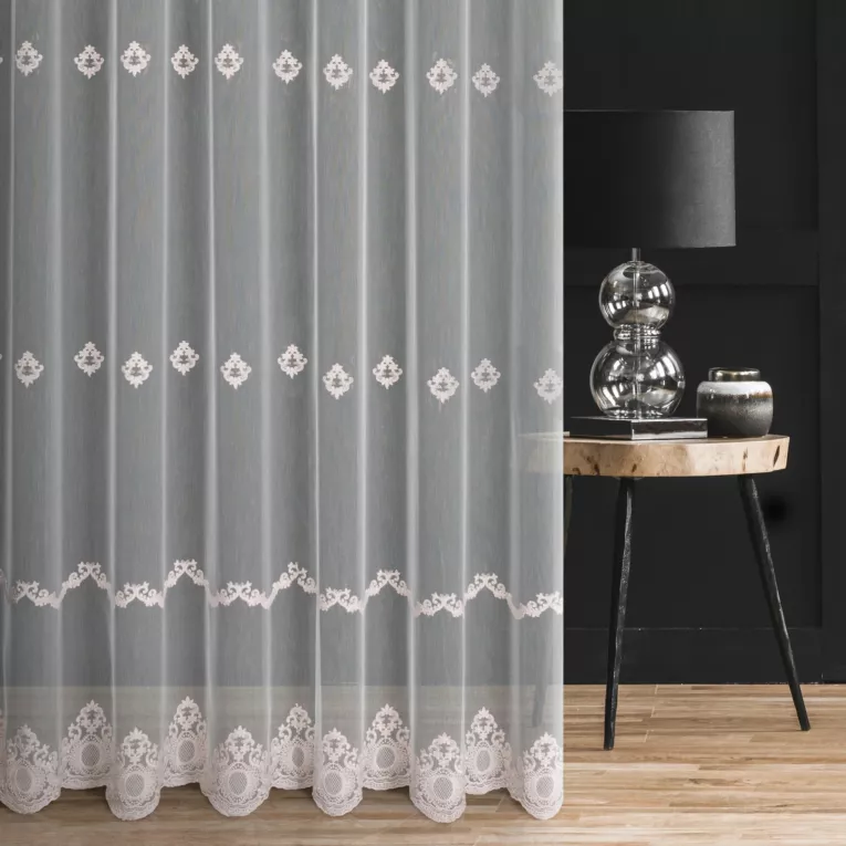 Firana szyta na przelotkach biało różowa z matowej batystowej tkaniny ozdobionej ornamentowym haftem