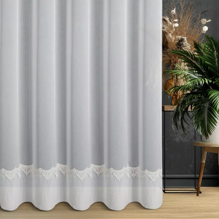 Firana szyta na przelotkach naturalna z matowej tkaniny typu ADEN z ozdobnym podwinięciem i błyszczącą gipiurką