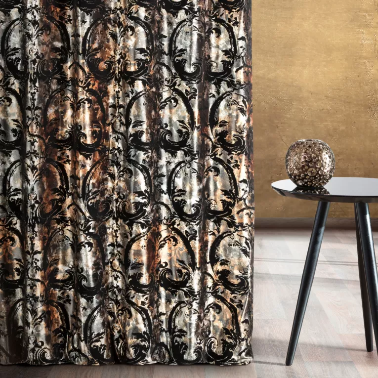 Zasłona szyta na taśmie 5 cm czarno złota z grubej welwetowej tkaniny w duży ornamentowy wzór