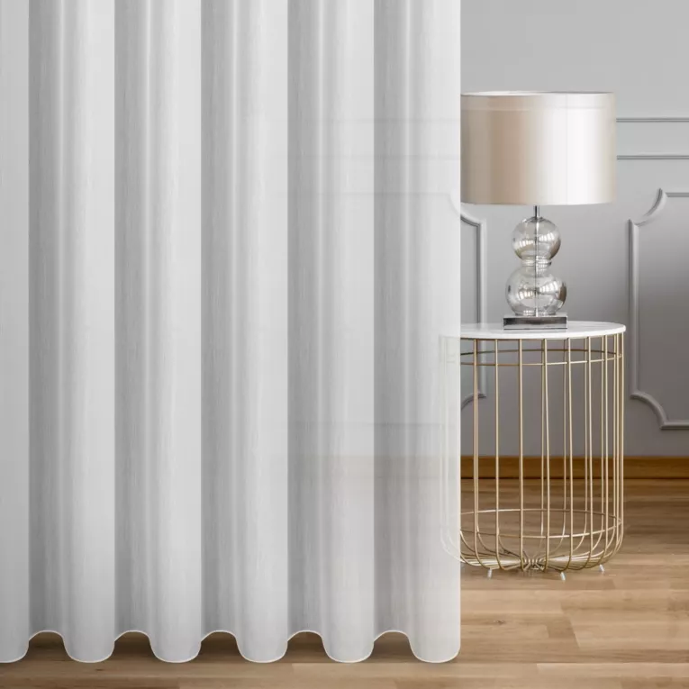 Firana szyta na flexach biała z miękkiej w dotyku tkanina w delikatne pionowe prążki, wykończona obciążnikiem