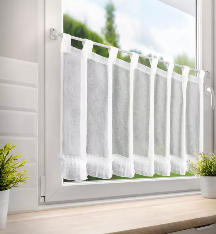 Zazdrostka biała z etaminy zdobiona aplikacją z dodatkiem perełek 60x150 cm szelki MARY Eurofirany