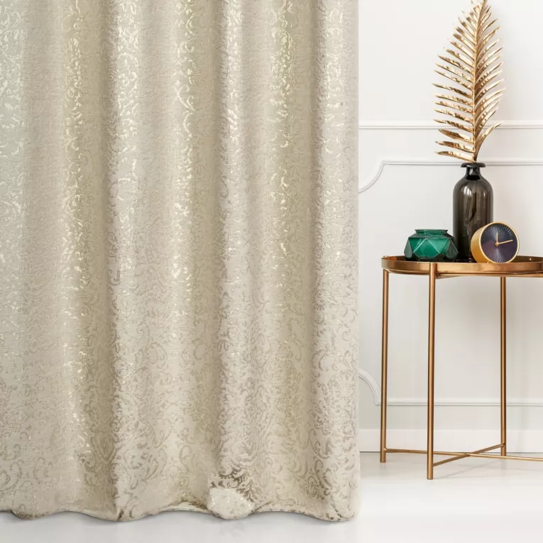 Zasłona szyta na taśmie 5 cm ciemnokremowo złocista z połyskującej tkaniny zdobionej eleganckim wzorem Pierre Cardin