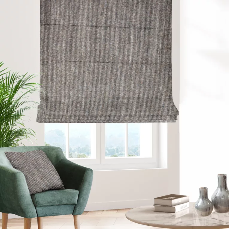 Roleta rzymska jasnopopielato niebieska z matowej tkaniny o grubym splocie z efektem melanżu