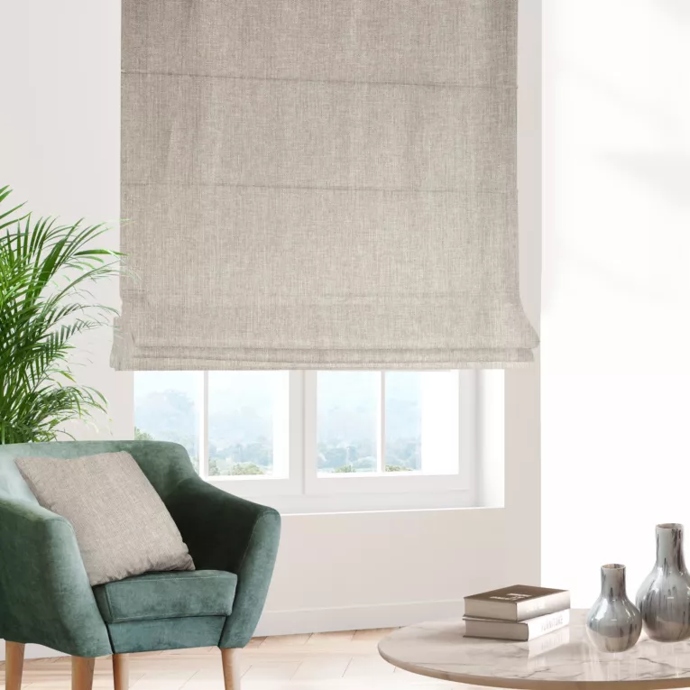 Roleta rzymska beżowa z matowej tkaniny o grubym splocie z efektem melanżu