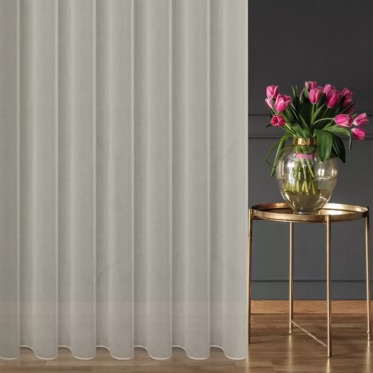 Firana szyta na taśmie 5 cm beżowa z cienkiej matowej etaminy, wykończona obciążnikiem