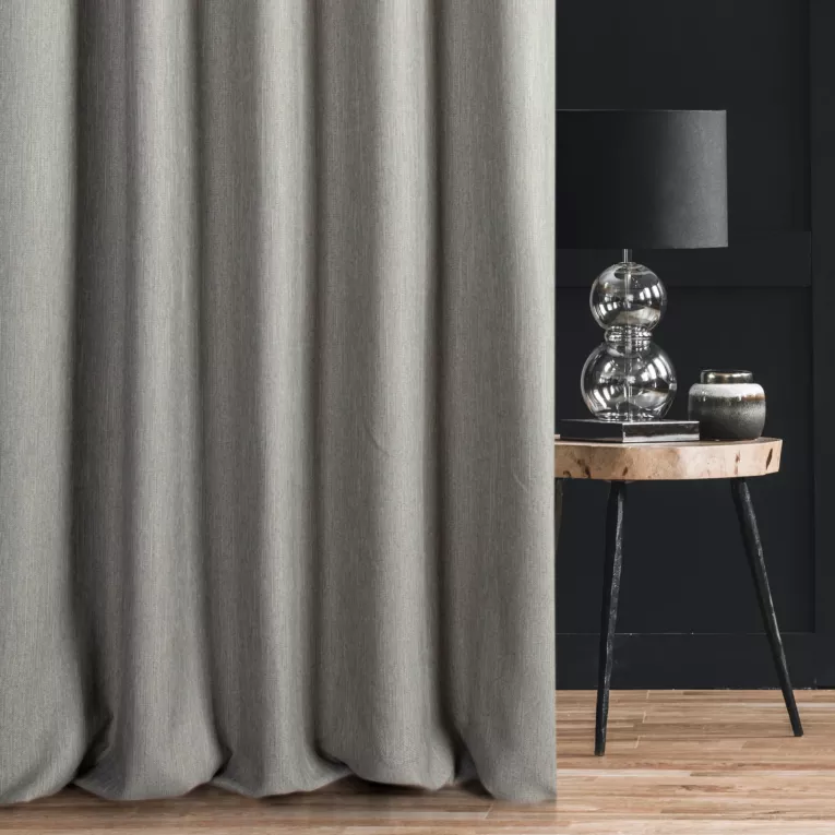 Tkanina zasłonowa zdobiona drobnym strukturalnym wzorem Eurofirany