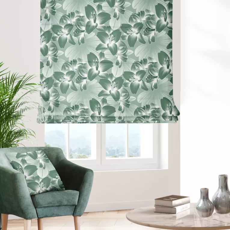 Roleta rzymska miętowa z miękkiej tkaniny o naturalnym splocie z kwiatowym wzorem