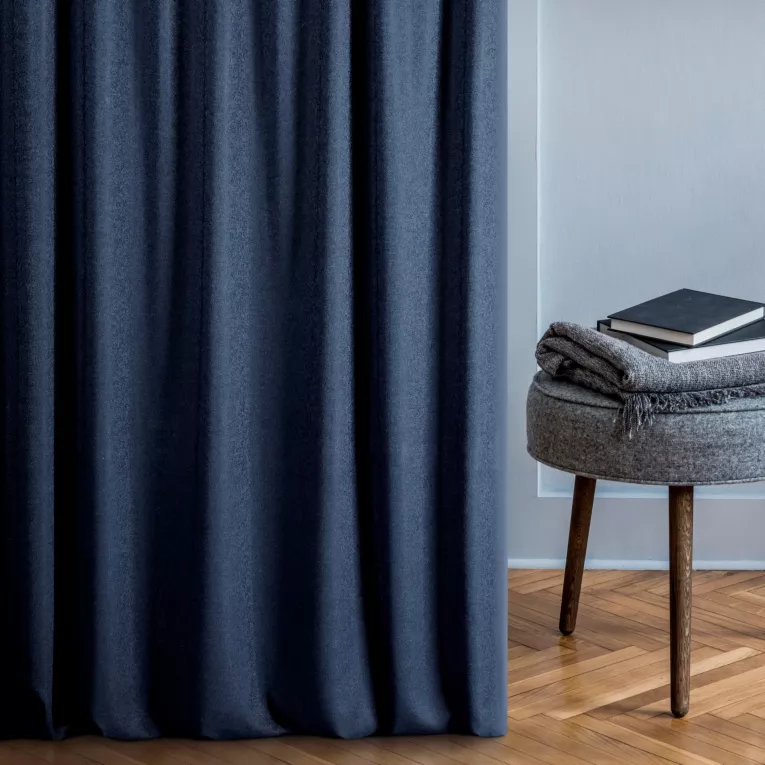 Zasłona szyta na taśmie 5 cm VISCAYA granatowa z melanżowej i miłej w dotyku tkaniny