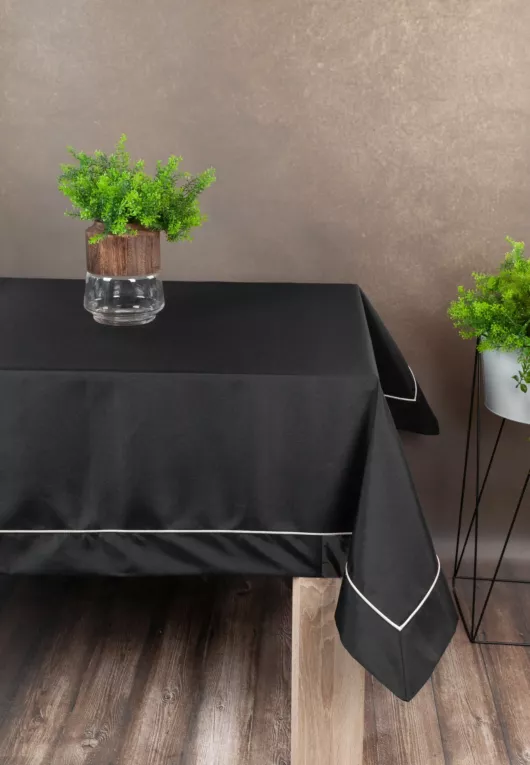 Obrus czarny 145x300 cm KARIN z ozdobną listwą oraz złotą wypustką w eleganckim opakowaniu