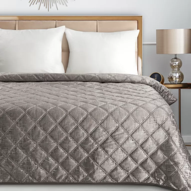 Narzuta welwetowa beżowa 170x210 cm pikowana metodą hot press z błyszczącym nadrukiem BLINK 6 EUROFIRANY PREMIUM