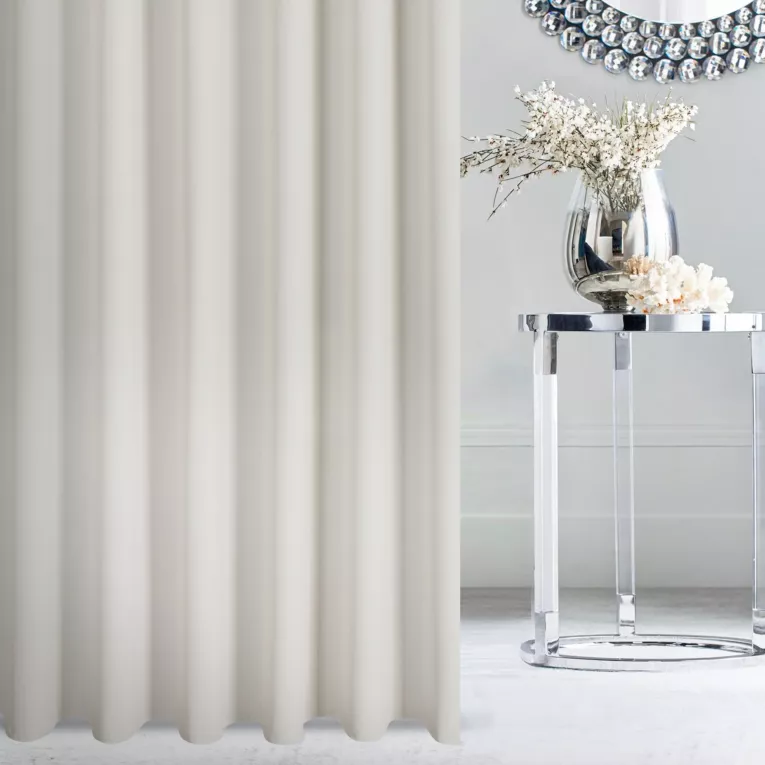 Firana szyta na taśmie 5 cm kremowa z grubszej żorżety wykończonej obciążnikiem