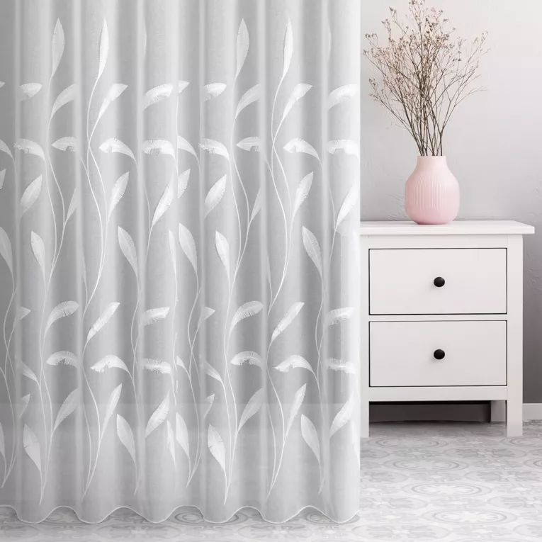 Firana szyta na taśmie 8 cm biała z delikatnej etaminy zdobionej frędzlowym haftem, wykończonej obciążnikiem