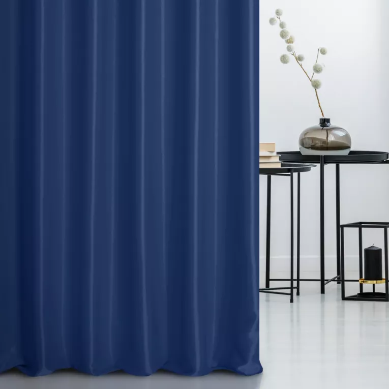 Zasłona szyta na przelotkach granatowa z tkaniny trudnopalnej, zaciemniającej, typu blackout