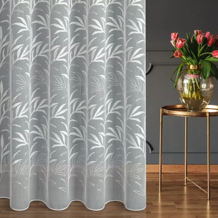 Firana szyta na tunelu naturalna z miękkiej tkaniny typu ADEN z efektem deszczyku, zdobiona haftem roślinnym, wykończona obciążnikiem