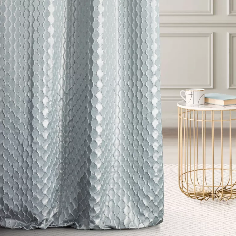 Zasłona szyta na przelotkach JEROME błękitno srebrna z tkaniny o symetrycznym wzorze 3D i lekkim połyskiem