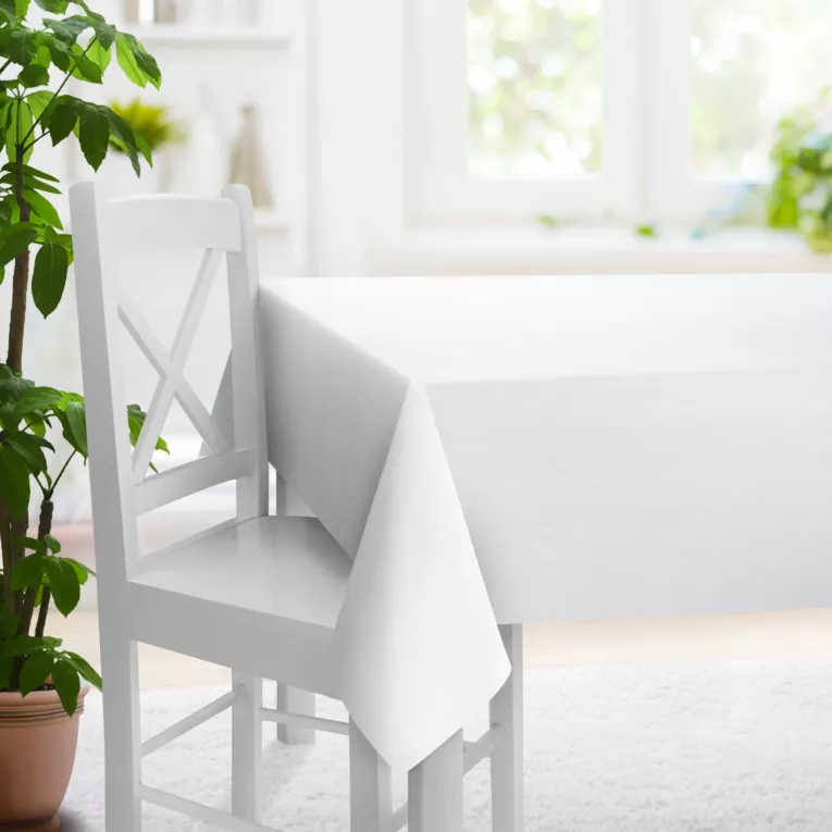 Obrus szyty NADINE biały z miękkiej tkaniny o welurowej strukturze i wyraźnym splocie