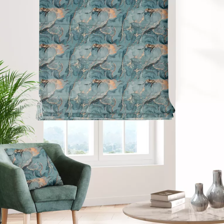Roleta rzymska turkusowa z tkaniny welwetowej zdobionej delikatnie połyskującym drukiem