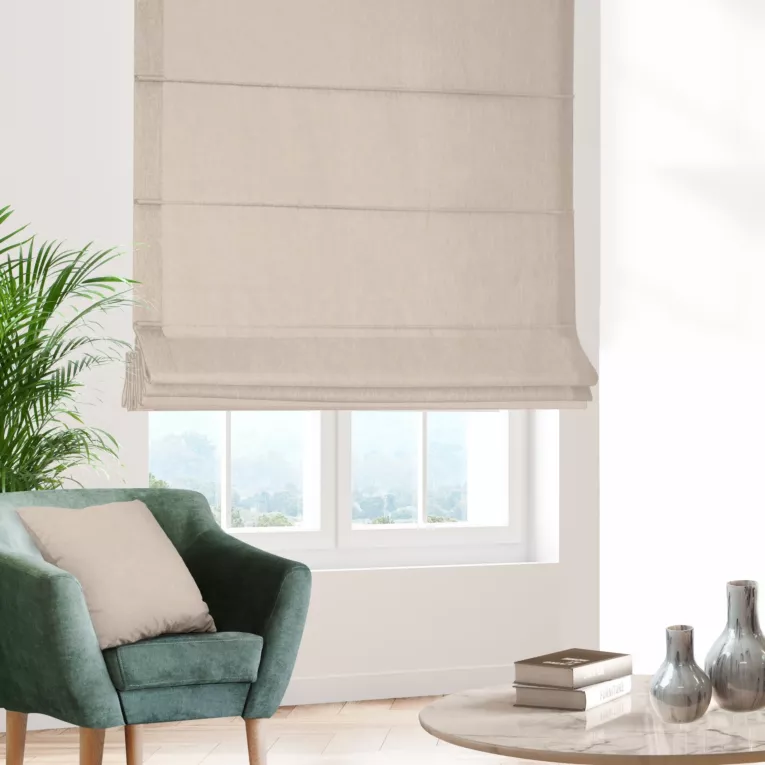 Roleta rzymska złota z półprzezroczystej tkaniny o wyglądzie drobnego deszczyku i delikatnym połysku, wykończona obciążnikiem