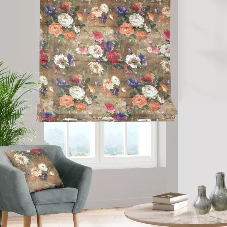 Roleta rzymska jasnobrązowo różowa z miękkiej tkaniny typu blackout drukowanej w kwiatowy wzór