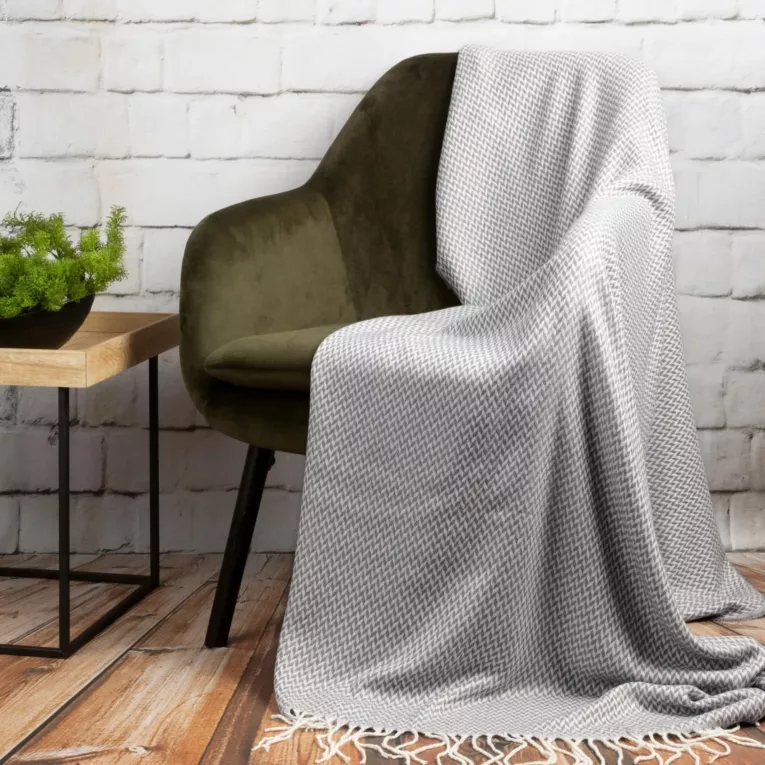 Koc akrylowy 130x170 cm stalowo, biały jedwabisty w dotyku z drobnym strukturalnym wzorem i frędzlami AKRYL 3 EUROFIRANY PREMIUM