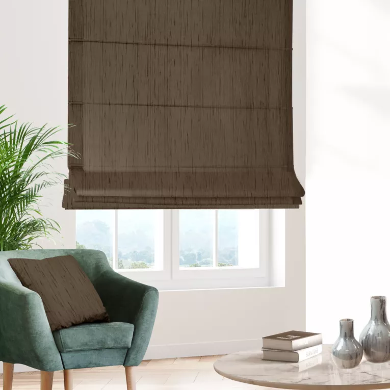 Roleta rzymska ciemnobrązowa z tkaniny welwetowej w pionowe prążki, wykończona obciążnikiem