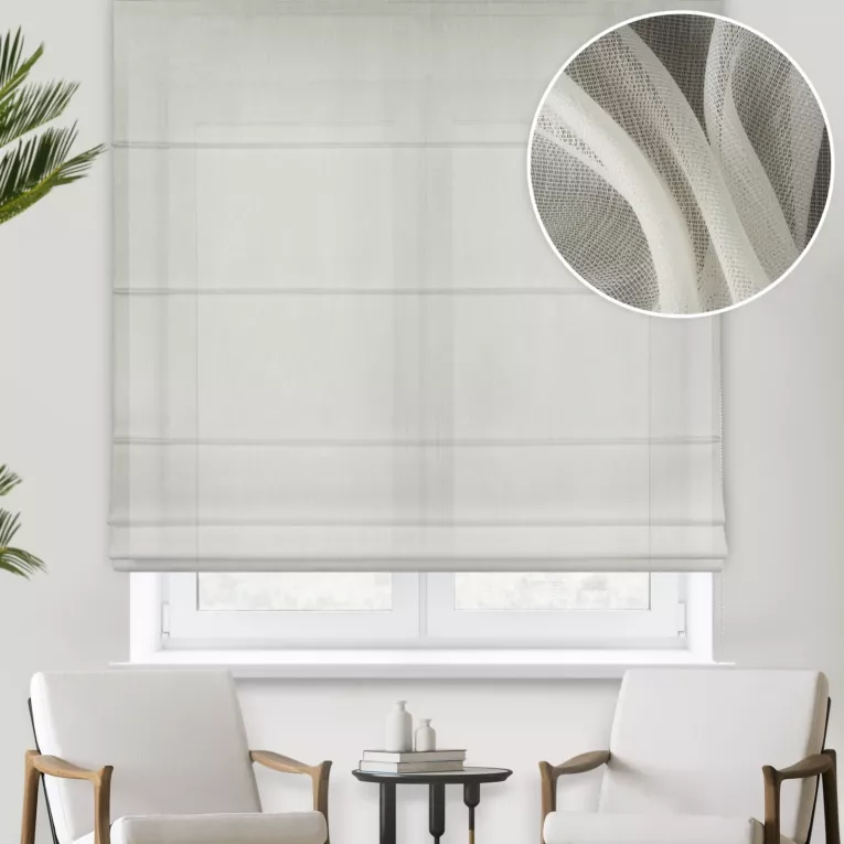 Roleta rzymska kremowa z miękkiej tkaniny o lekkim splocie i delikatnym połysku, wykończona obciążnikiem