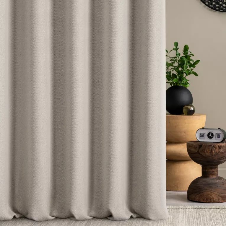 Zasłona szyta na taśmie fala beżowa z tkaniny z jodełkowym wzorem geometrycznym