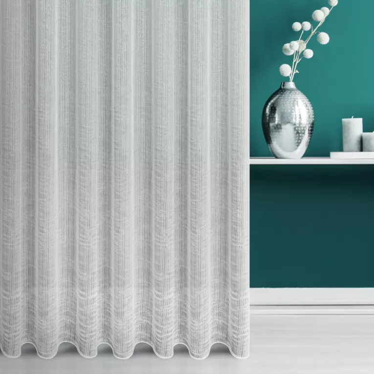 Firana szyta na taśmie fala naturalna z półmatowej kreszowanej tkaniny, w nieregularne, cienkie, pionowe pasy, wykończona obciążnikiem