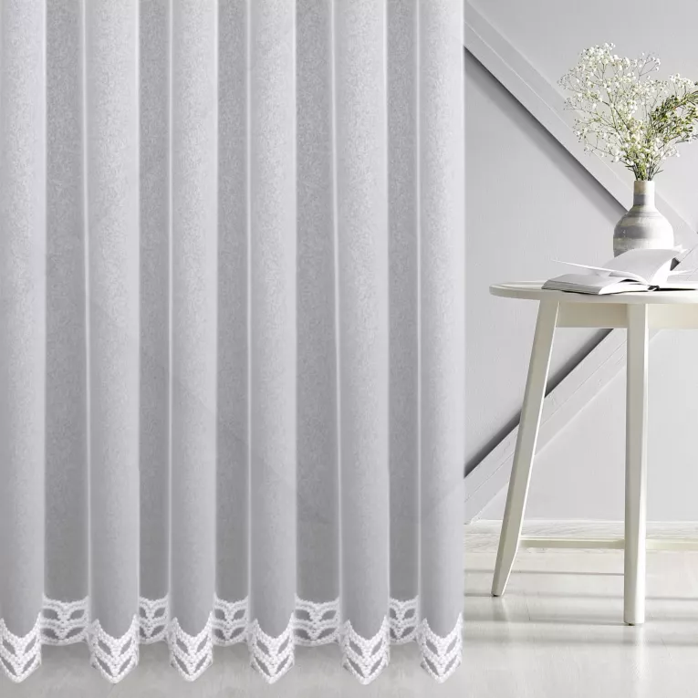 Firana szyta na flexach naturalna z połyskiwej tkaniny ozdobionej haftem i kryształkami