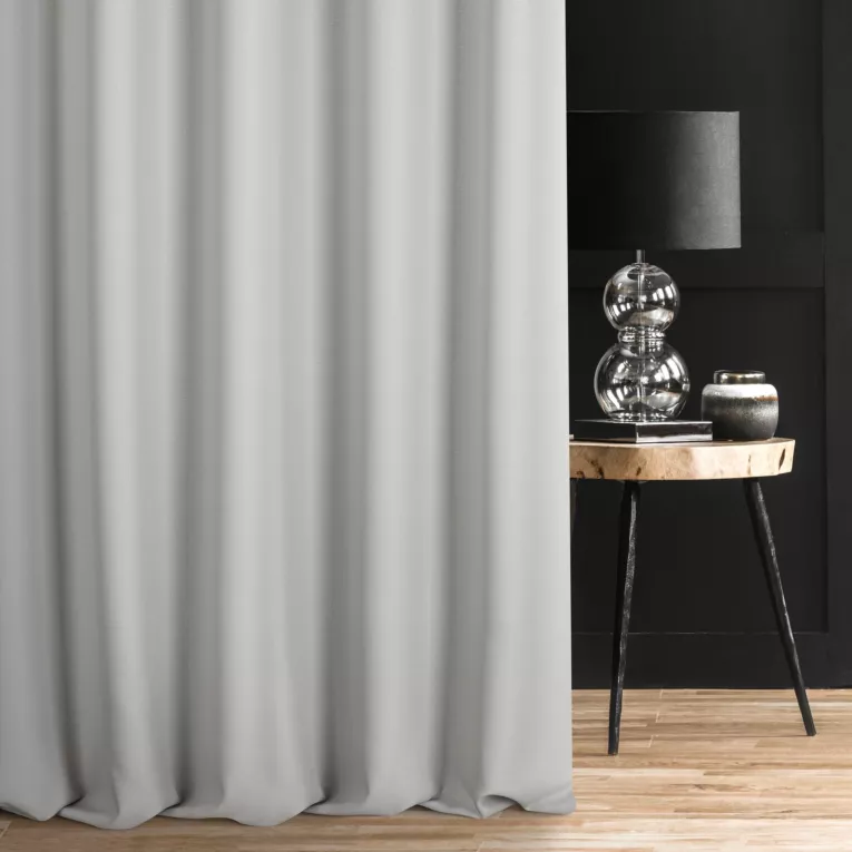 Zasłona szyta na taśmie fala jasnoszara z tkaniny z dodatkiem połyskującej nici, z widocznym ozdobnym splotem