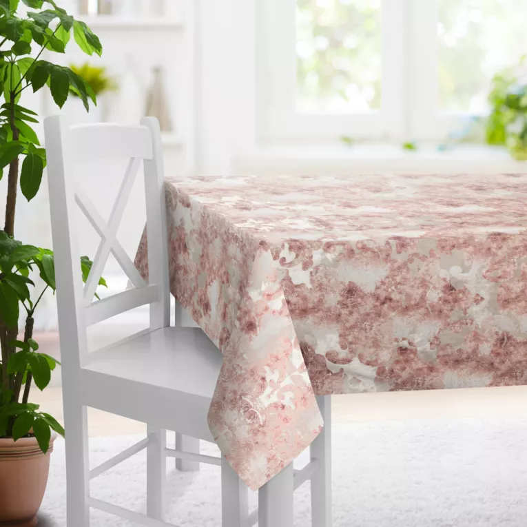 Obrus szyty kremowo pudrowy z miękkiej, welwetowej tkaniny w duży wzór ornamentowy Italissima Eva Minge