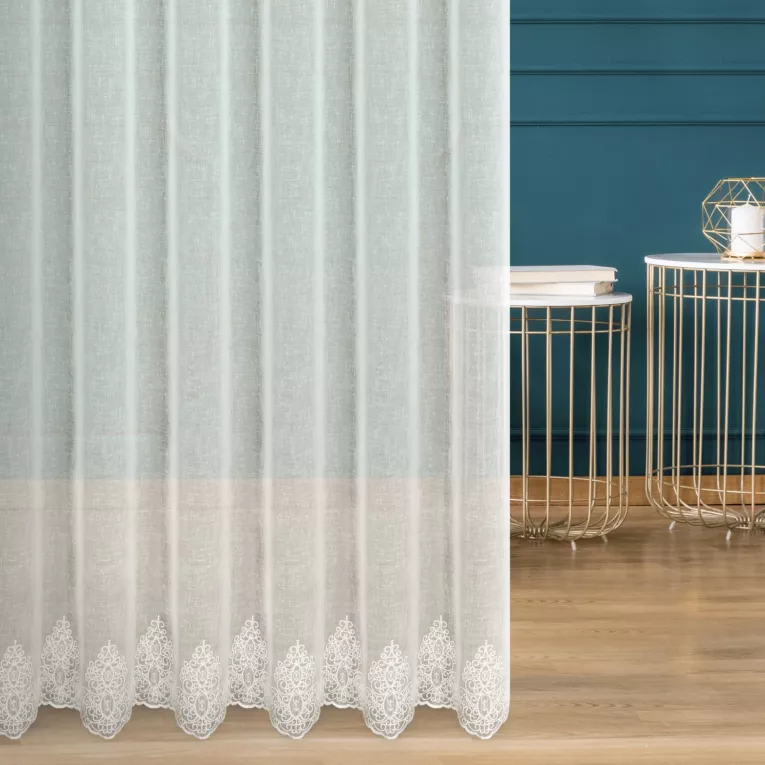 Firana szyta na przelotkach biała z matowej etaminy ozdobionej ornamentowym haftem
