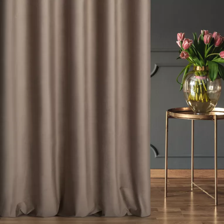 Zasłona szyta na przelotkach jasnobrązowa z miękkiej półmatowej tkaniny welwetowej